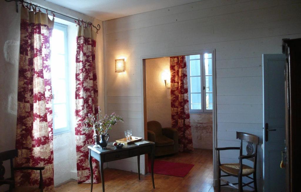 Chambres D'Hotes Logis De L'Astree Saint-Bris-des-Bois Room photo